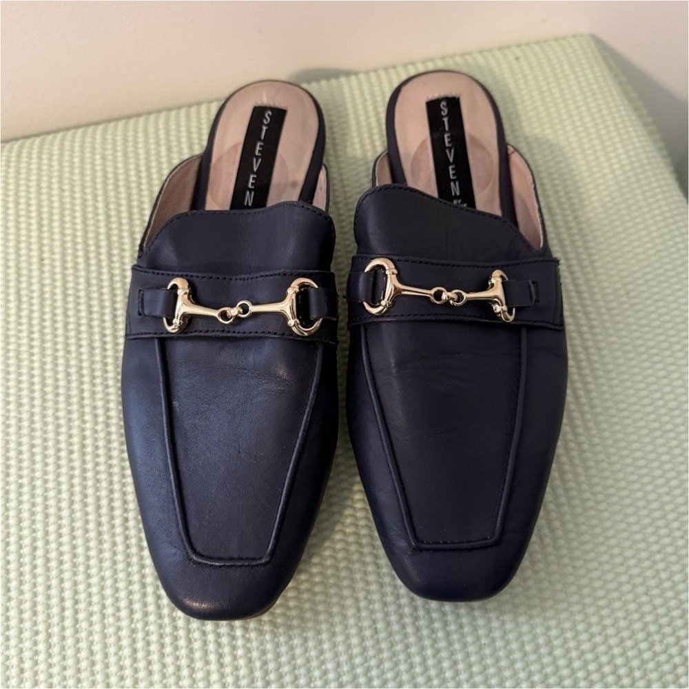 Steve Madden Navy  Leather Loafer SlipOn Metal Accent Women 6.5M classic Preppy